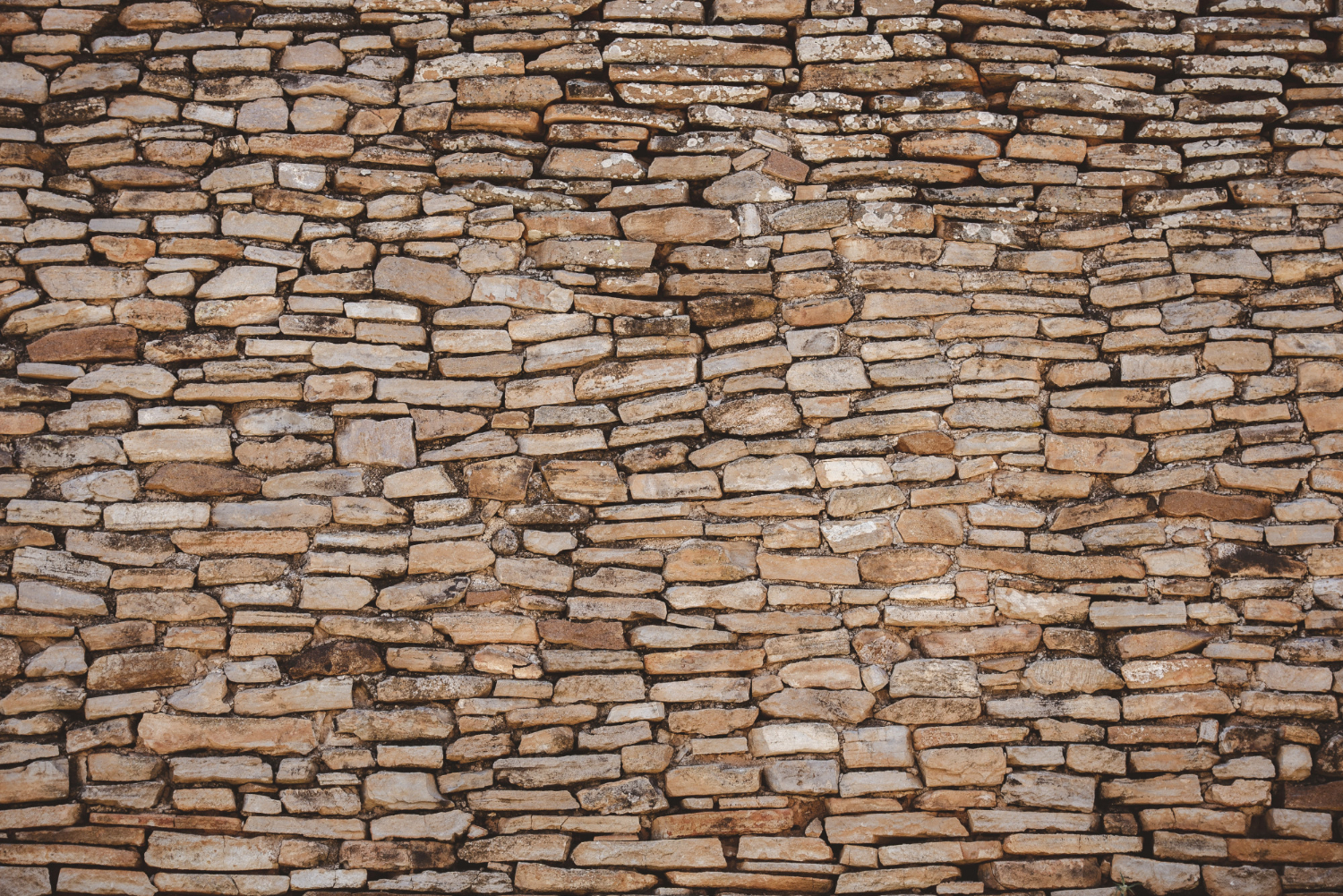 Mur en pierres sèches rustiques chez mobilier-design-pierre-aveyron, style traditionnel de l’Aveyron