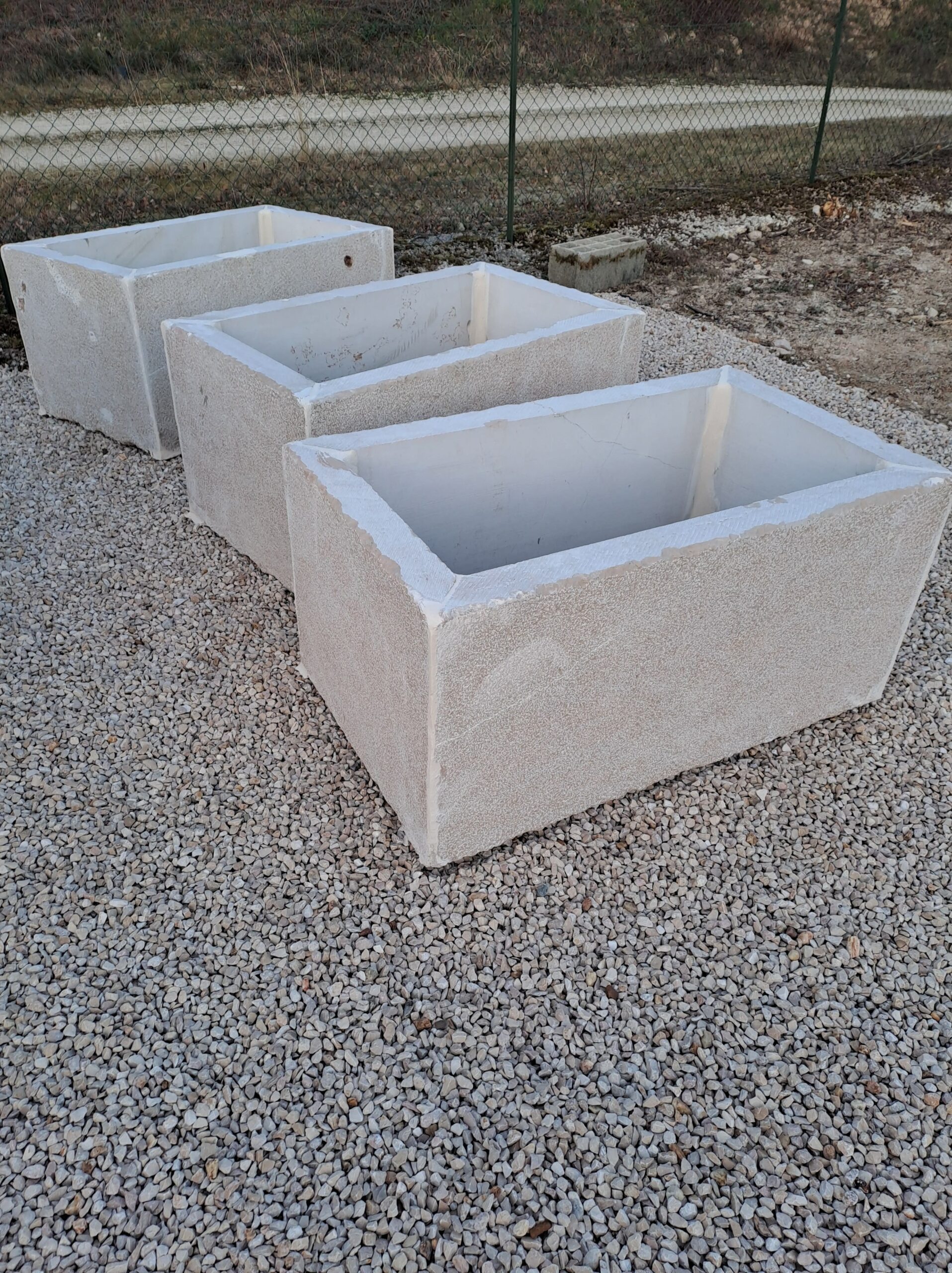 Bacs rectangulaires en pierre sur gravier par mobilier-design-pierre-aveyron en Aveyron