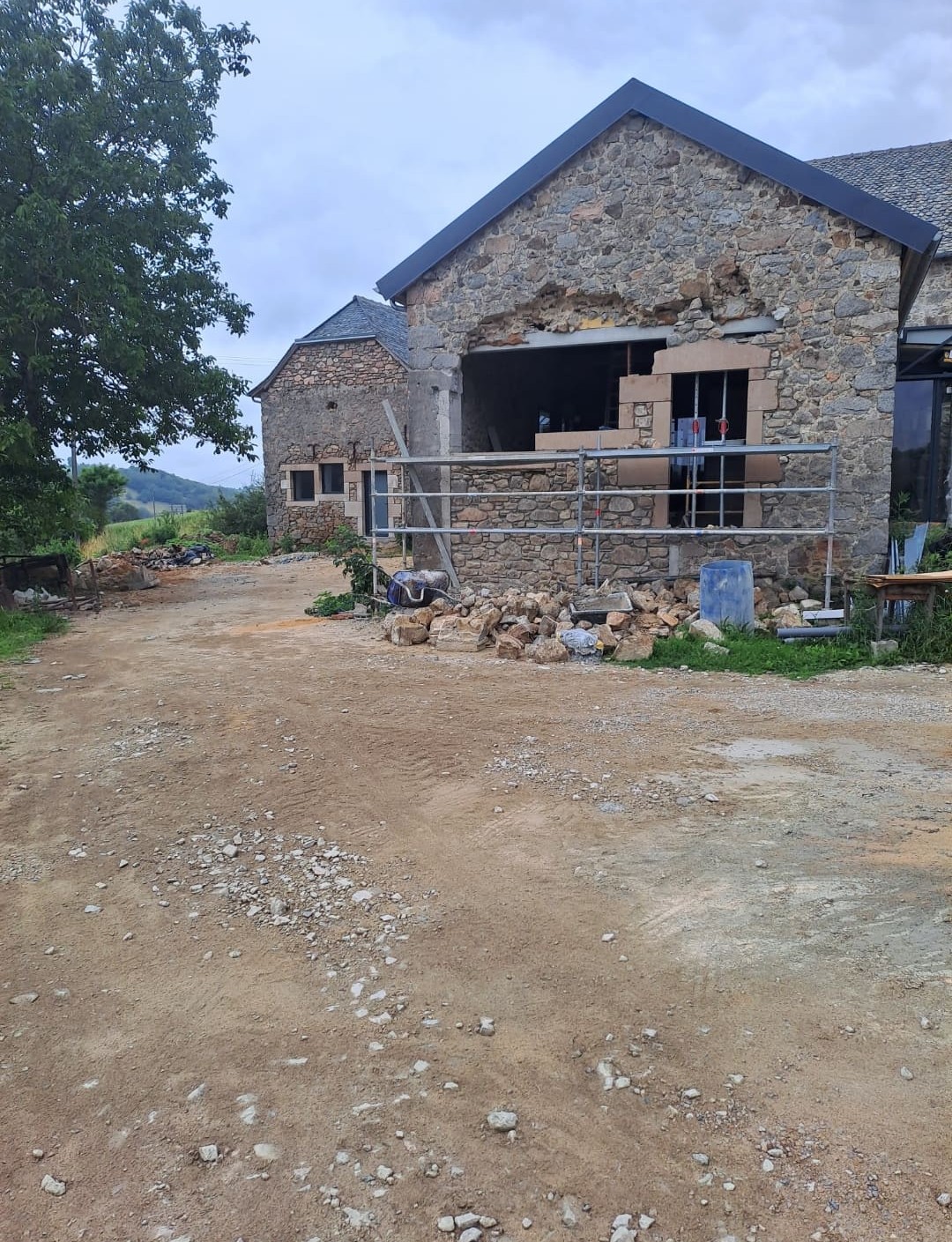Rénovation de maison en pierre par mobilier-design-pierre-aveyron sur un chantier rural en Aveyron