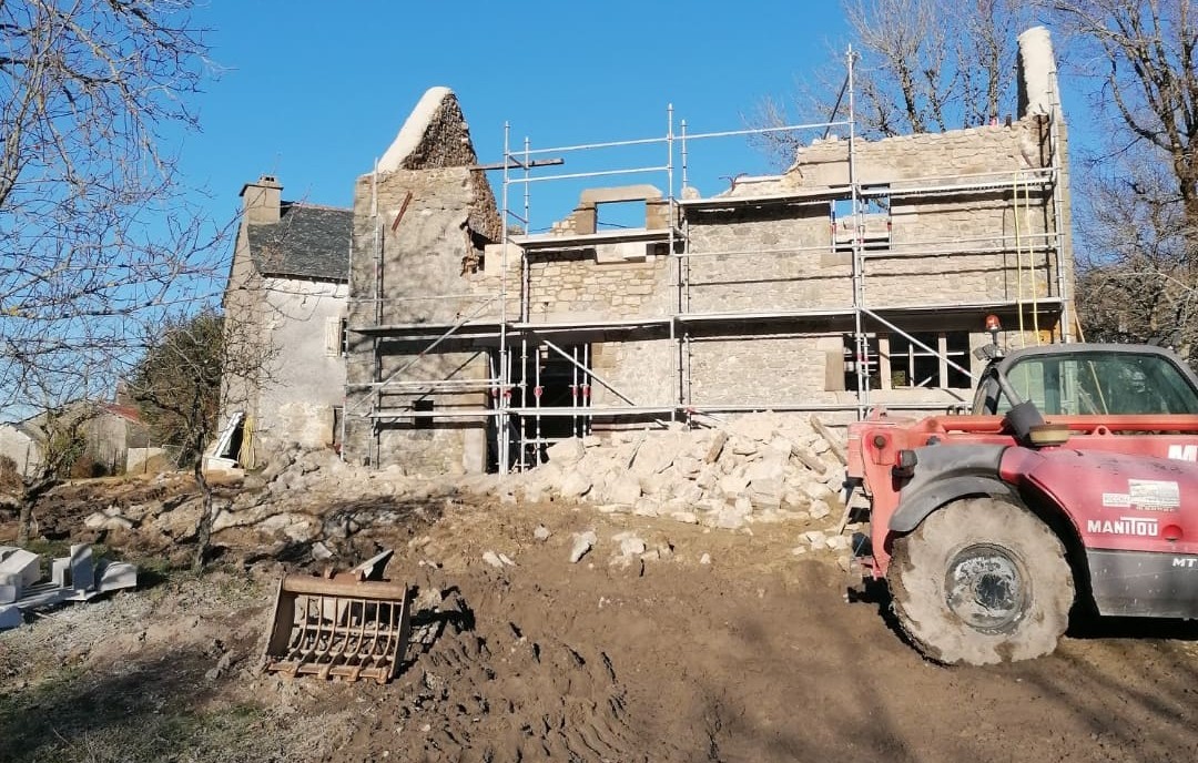 Chantier de rénovation en pierre avec engin Manitou chez mobilier-design-pierre-aveyron en Aveyron