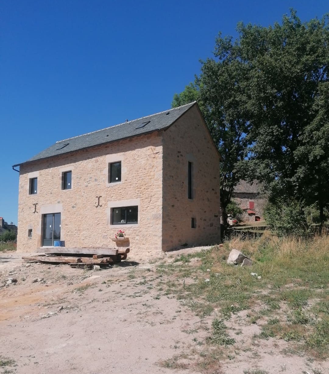 Maison en pierre rénovée avec jardin en cours d’aménagement, mobilier-design-pierre-aveyron en Aveyron