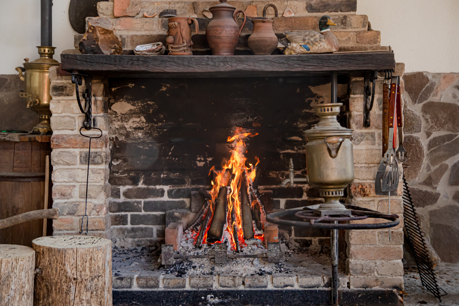 Cheminée rustique en briques avec samovar ancien, déco chaleureuse mobilier-design-pierre-aveyron en Aveyron