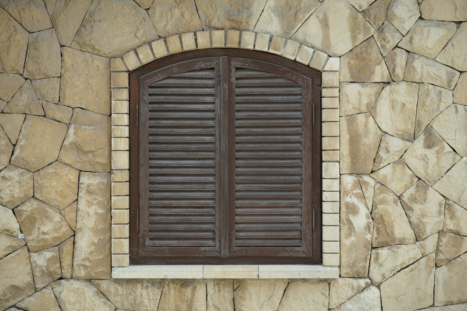 Fenêtre bois à volets fermés dans mur en pierre rustique, style méditerranéen mobilier-design-pierre-aveyron en Aveyron