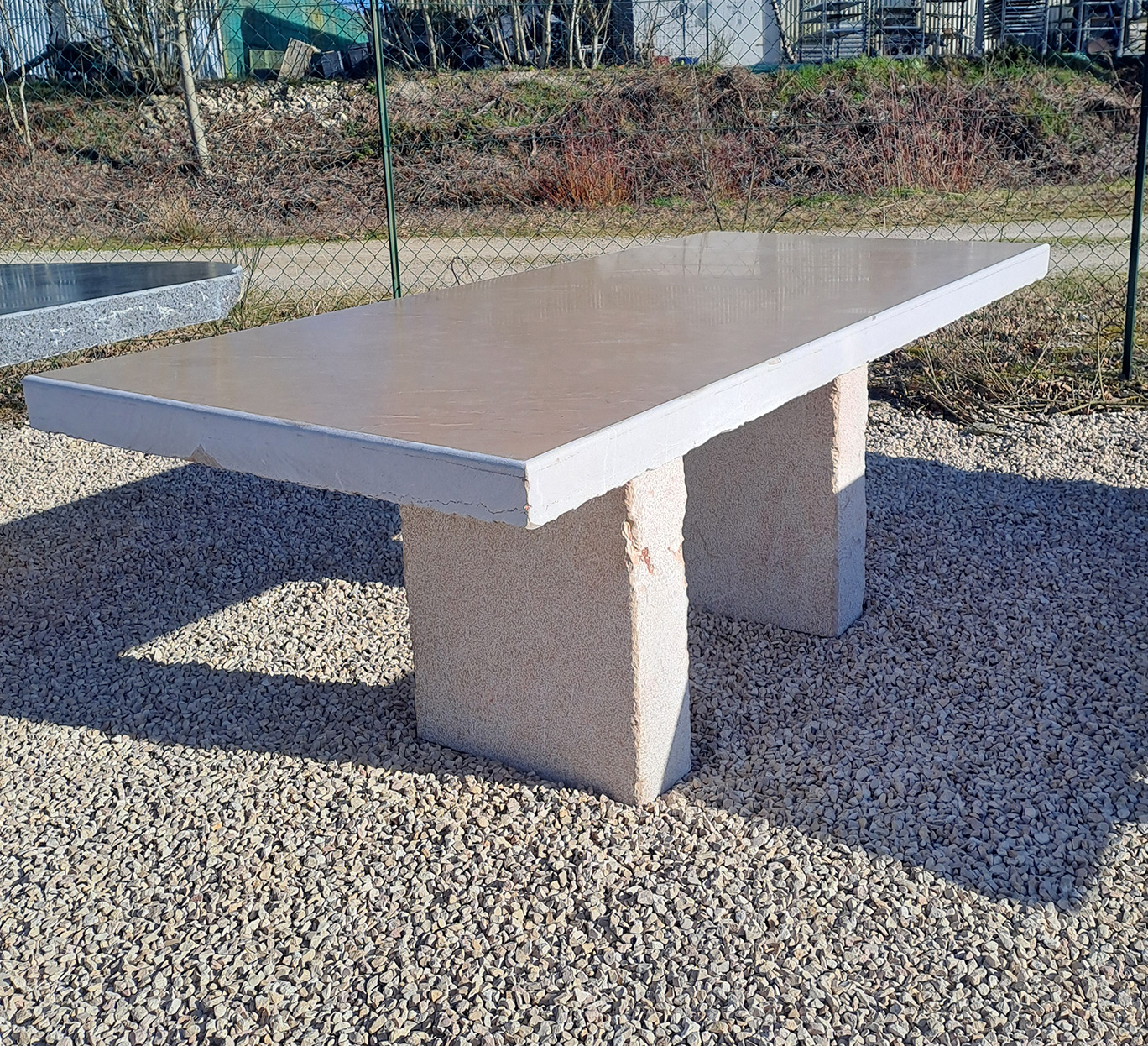 Table rectangulaire en pierre design extérieur, création mobilier-design-pierre-aveyron en Aveyron