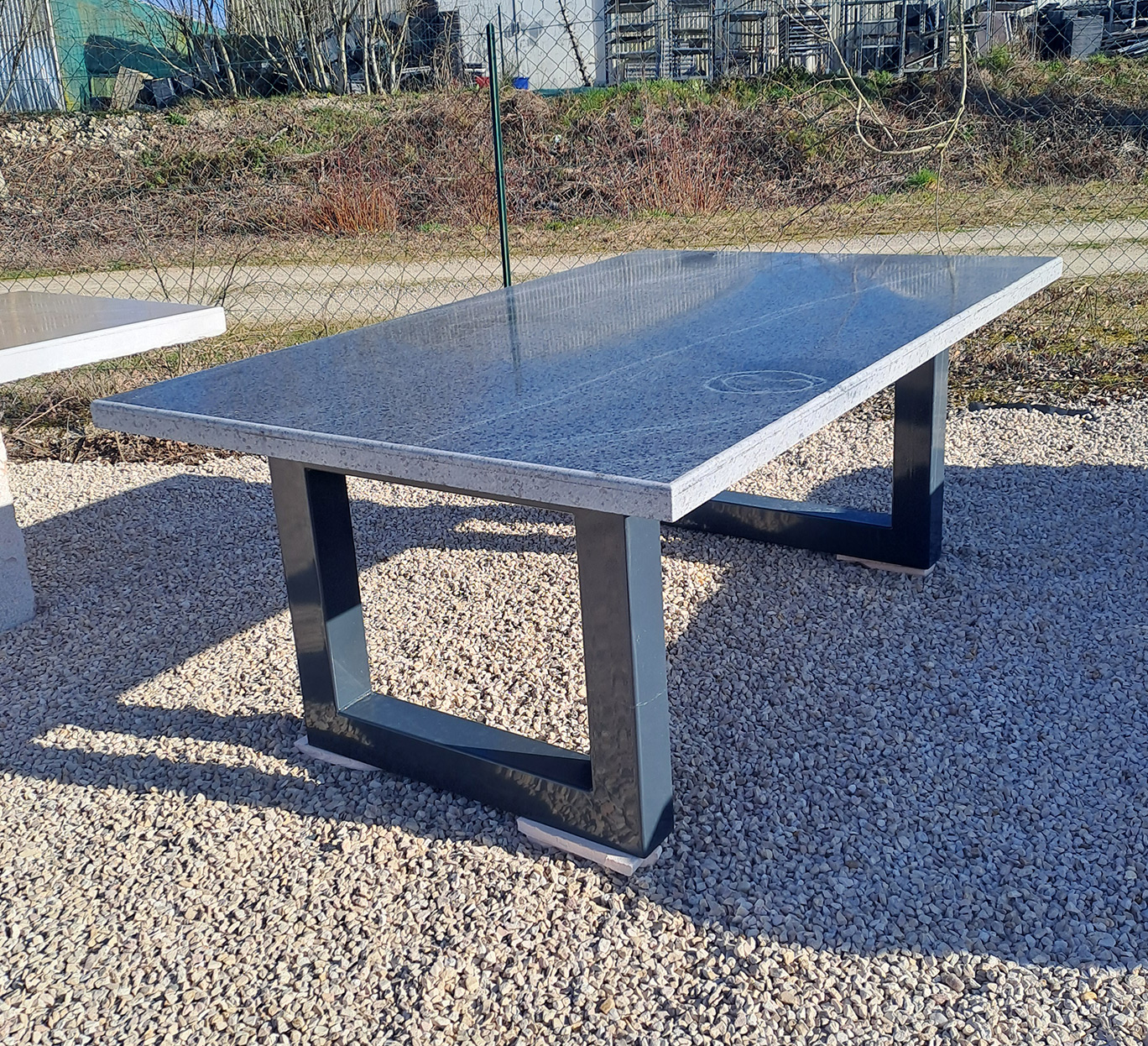 Table extérieure en pierre moderne sur graviers chez mobilier-design-pierre-aveyron en Aveyron